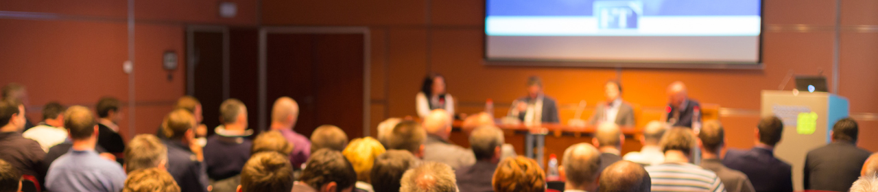 国際学会で英語プレゼンテーションをする研究者