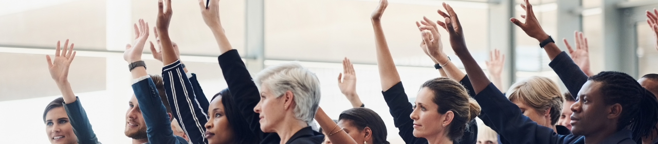 学会での質疑応答シーン