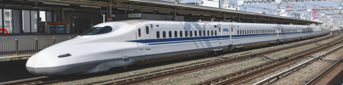 外国人に新幹線を紹介するシーン